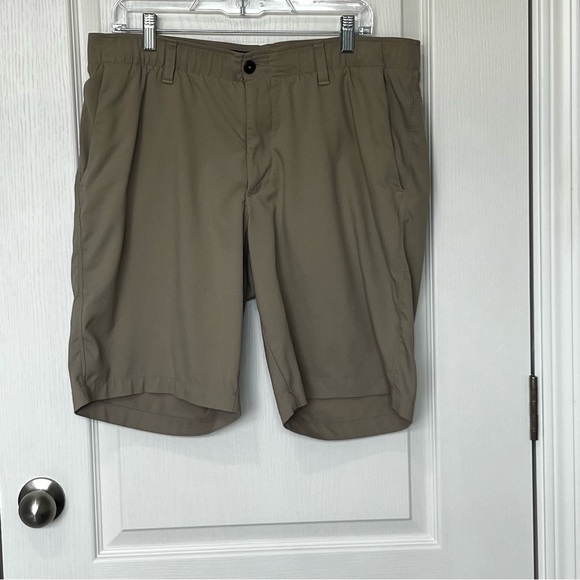 Under Armour Men’s 10” Shorts Khaki Tan Golf Outdoor Size 38 - Picture 1 of 8